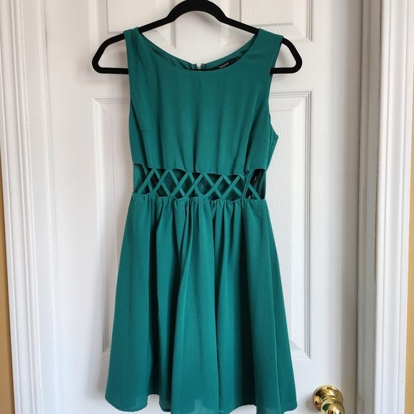 Forever 21 criss cross waist green dress in size small - Picture 1 of 3